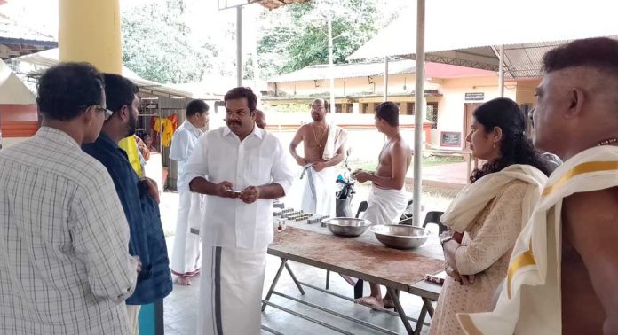 മോഷണം നടന്ന വള്ളിക്കോട് തൃക്കോവിൽ ശ്രീ പദ്മനാഭ സ്വാമി ക്ഷേത്രം അഡ്വ. കെ യു ജനീഷ് കുമാർ എം എൽ എ സന്ദർശിച്ചു മോഷണം നടന്ന വള്ളിക്കോട് തൃക്കോവിൽ ശ്രീ പദ്മനാഭ സ്വാമി ക്ഷേത്രം അഡ്വ. കെ യു ജനീഷ് കുമാർ എം എൽ എ സന്ദർശിച്ചു