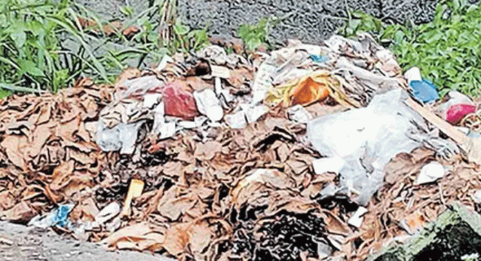 മാലിന്യം കുന്നു കൂടി ഇട്ടിയപ്പാറ ചന്ത മാലിന്യം കുന്നു കൂടി ഇട്ടിയപ്പാറ ചന്ത