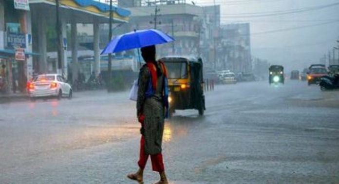 സംസ്ഥാനത്ത് ഇന്ന് ശക്തമായ മഴയ്ക്ക് സാധ്യത ; മൂന്ന് ജില്ലകളിൽ യെല്ലോ അലർട്ട്, ജാഗ്രത നിർദ്ദേശം നൽകി അധികൃതർ സംസ്ഥാനത്ത് ഇന്ന് ശക്തമായ മഴയ്ക്ക് സാധ്യത ; മൂന്ന് ജില്ലകളിൽ യെല്ലോ അലർട്ട്, ജാഗ്രത നിർദ്ദേശം നൽകി അധികൃതർ