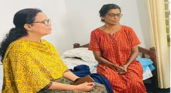 ഷിരൂർ മണ്ണിടിച്ചിലിൽ കാണാതായ അര്ജുന്റെ വീട് സന്ദർശിച്ച് കെ കെ രമ എംഎല്എ ഷിരൂർ മണ്ണിടിച്ചിലിൽ കാണാതായ അര്ജുന്റെ വീട് സന്ദർശിച്ച് കെ കെ രമ എംഎല്എ
