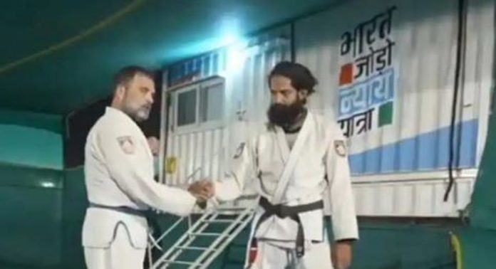 ‘ഭാരത് ജോഡോ’ യാത്ര ഉടൻ തുടങ്ങുമെന്ന് പ്രതിപക്ഷ നേതാവ് രാഹുൽ ഗാന്ധി ; ആവേശത്തിൽ പ്രവർത്തകർ ‘ഭാരത് ജോഡോ’ യാത്ര ഉടൻ തുടങ്ങുമെന്ന് പ്രതിപക്ഷ നേതാവ് രാഹുൽ ഗാന്ധി ; ആവേശത്തിൽ പ്രവർത്തകർ
