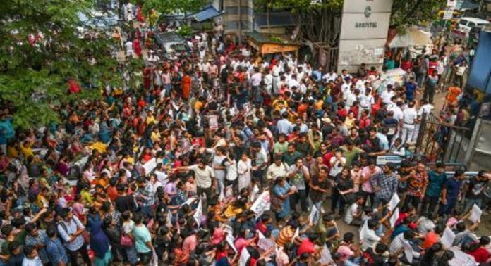 ബംഗാളിൽ ഡോക്ടർ കൊല്ലപ്പെട്ട സംഭവം ; മെഡിക്കൽ കോളേജിൽ വൻ സംഘർഷം ബംഗാളിൽ ഡോക്ടർ കൊല്ലപ്പെട്ട സംഭവം ; മെഡിക്കൽ കോളേജിൽ വൻ സംഘർഷം