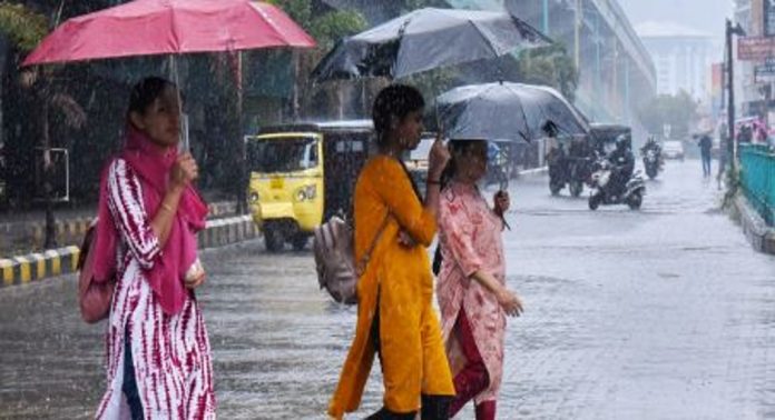 സംസ്ഥാനത്ത് ഇന്നും അതിശക്തമായ മഴയ്ക്ക് സാധ്യത ; മുന്നറിയിപ്പ് നൽകി അധികൃതർ സംസ്ഥാനത്ത് ഇന്നും അതിശക്തമായ മഴയ്ക്ക് സാധ്യത ; മുന്നറിയിപ്പ് നൽകി അധികൃതർ