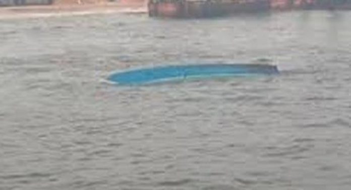 വള്ളം മറിഞ്ഞ് അപകടം ; മത്സ്യത്തൊഴിലാളി മരിച്ചു വള്ളം മറിഞ്ഞ് അപകടം ; മത്സ്യത്തൊഴിലാളി മരിച്ചു