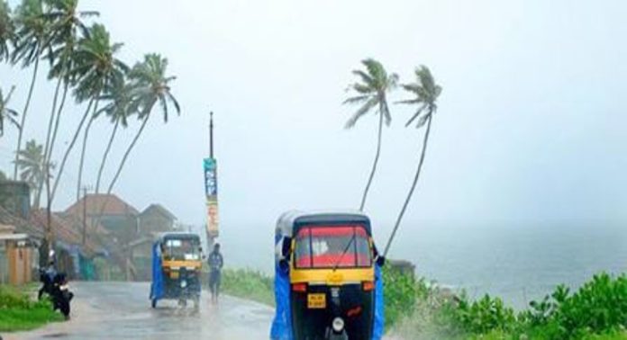 സംസ്ഥാനത്ത് ഇന്നും മഴ തുടരും ; മുന്നറിയിപ്പ് നൽകി അധികൃതർ സംസ്ഥാനത്ത് ഇന്നും മഴ തുടരും ; മുന്നറിയിപ്പ് നൽകി അധികൃതർ