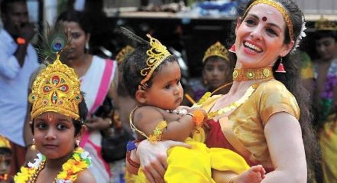 ഇന്ന് ശ്രീകൃഷ്ണ ജയന്തി ; ശോഭായാത്രയ്ക്ക് നിറപ്പകിട്ടേകാൻ ഉണ്ണിക്കണ്ണന്മാരും ഗോപികമാരും ഒരുങ്ങി ഇന്ന് ശ്രീകൃഷ്ണ ജയന്തി ; ശോഭായാത്രയ്ക്ക് നിറപ്പകിട്ടേകാൻ ഉണ്ണിക്കണ്ണന്മാരും ഗോപികമാരും ഒരുങ്ങി