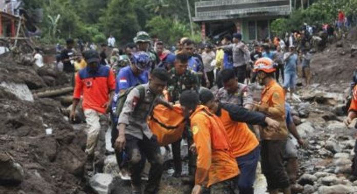ഇന്തോനേഷ്യയിൽ ശക്തമായ മഴയും, വെള്ളപ്പൊക്കവും ; 13 പേർ മരിച്ചു, രക്ഷാപ്രവർത്തനം പുരോഗമിക്കുന്നു ഇന്തോനേഷ്യയിൽ ശക്തമായ മഴയും, വെള്ളപ്പൊക്കവും ; 13 പേർ മരിച്ചു, രക്ഷാപ്രവർത്തനം പുരോഗമിക്കുന്നു