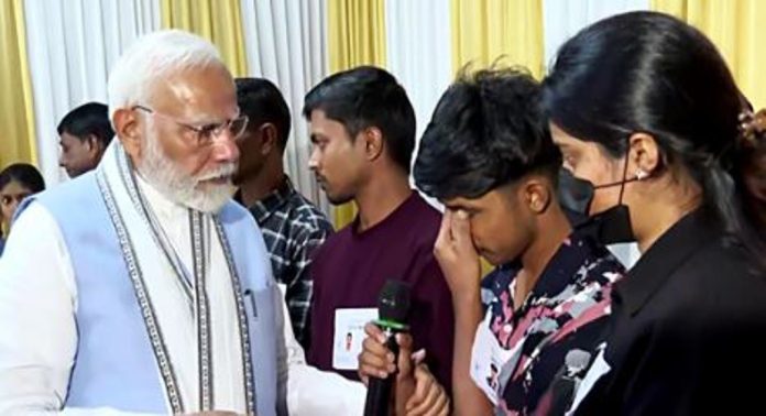വയനാടിനെ ചേർത്തുപിടിച്ച് പ്രധാനമന്ത്രി നരേന്ദ്രമോദി ; എല്ലാ സഹായവും നൽകുമെന്ന് ഉറപ്പുനൽകി വയനാടിനെ ചേർത്തുപിടിച്ച് പ്രധാനമന്ത്രി നരേന്ദ്രമോദി ; എല്ലാ സഹായവും നൽകുമെന്ന് ഉറപ്പുനൽകി