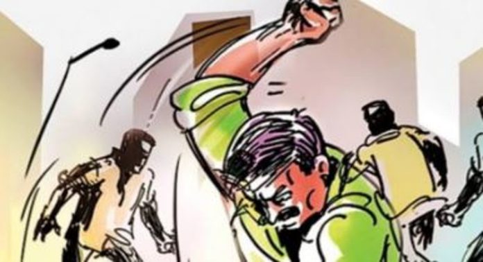 കാറിടിച്ചതിനെച്ചൊല്ലി തർക്കം ; യുവാവിനെ ദമ്പതിമാർ റോഡിലിട്ട് മർദിച്ചു കാറിടിച്ചതിനെച്ചൊല്ലി തർക്കം ; യുവാവിനെ ദമ്പതിമാർ റോഡിലിട്ട് മർദിച്ചു