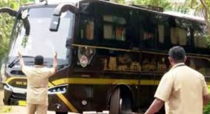 വിവാദങ്ങൾ തളർത്തി ; നവകേരളബസ് വീണ്ടും കട്ടപ്പുറത്ത്, ബസ് കോഴിക്കോട് റീജണൽ വർക്ഷോപ്പിൽ വിവാദങ്ങൾ തളർത്തി ; നവകേരളബസ് വീണ്ടും കട്ടപ്പുറത്ത്, ബസ് കോഴിക്കോട് റീജണൽ വർക്ഷോപ്പിൽ