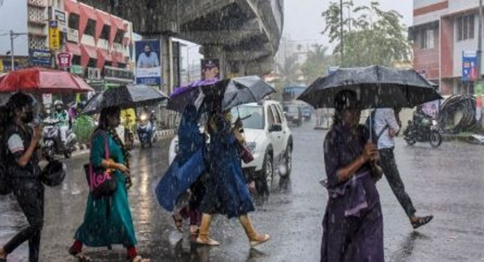 സംസ്ഥാനത്ത് ഇന്നും മഴ തുടരും ; ആറ് ജില്ലകളിൽ ഓറഞ്ച് അലർട്ട് സംസ്ഥാനത്ത് ഇന്നും മഴ തുടരും ; ആറ് ജില്ലകളിൽ ഓറഞ്ച് അലർട്ട്