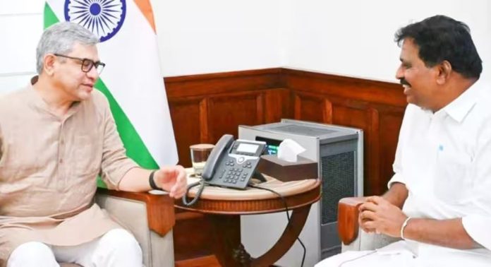 ട്രെയിൻ യാത്രാദുരിതം ; കേന്ദ്ര മന്ത്രിയെ നേരിൽ കണ്ട് കൊടിക്കുന്നിൽ സുരേഷ് എംപി ട്രെയിൻ യാത്രാദുരിതം ; കേന്ദ്ര മന്ത്രിയെ നേരിൽ കണ്ട് കൊടിക്കുന്നിൽ സുരേഷ് എംപി