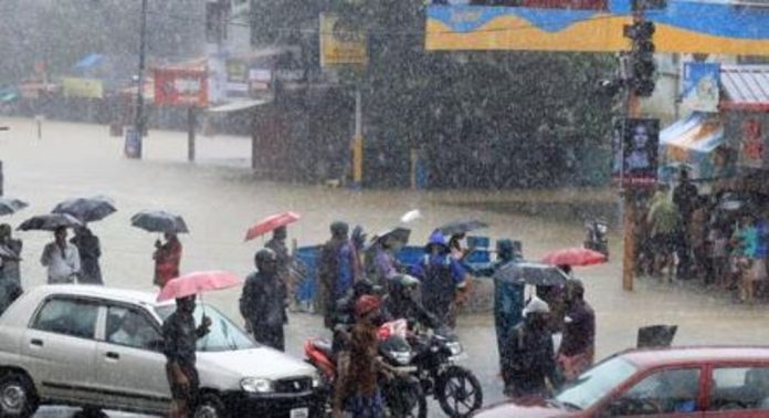 സംസ്ഥാനത്ത് ഇന്ന് ശക്തമായ മഴയ്ക്ക് സാധ്യത ; രണ്ട് ജില്ലകളിൽ ഓറഞ്ച് അലർട്ട്, മുന്നറിയിപ്പ് നൽകി അധികൃതർ സംസ്ഥാനത്ത് ഇന്ന് ശക്തമായ മഴയ്ക്ക് സാധ്യത ; രണ്ട് ജില്ലകളിൽ ഓറഞ്ച് അലർട്ട്, മുന്നറിയിപ്പ് നൽകി അധികൃതർ