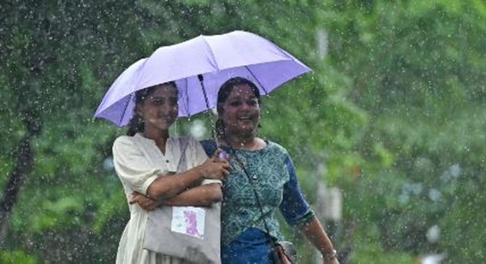 കനത്ത മഴയിൽ ആശ്വാസം ; ഇന്ന് സംസ്ഥാനത്തെ ഒരു ജില്ലയിലും റെഡ് അലർട്ടും ഓറഞ്ച് അലർട്ടുമില്ല കനത്ത മഴയിൽ ആശ്വാസം ; ഇന്ന് സംസ്ഥാനത്തെ ഒരു ജില്ലയിലും റെഡ് അലർട്ടും ഓറഞ്ച് അലർട്ടുമില്ല