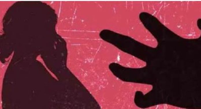 ബസിനുളളിൽ 16 കാരിയെ കൂട്ടബലാത്സാഗത്തനിരയാക്കി ; അഞ്ച് പേർ അറസ്റ്റിൽ ബസിനുളളിൽ 16 കാരിയെ കൂട്ടബലാത്സാഗത്തനിരയാക്കി ; അഞ്ച് പേർ അറസ്റ്റിൽ