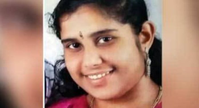 ഓൺലൈൻ ലോൺ ആപ്പുകാരുടെ ഭീഷണി ; എറണാകുളത്ത് യുവതിയെ ജീവനൊടുക്കിയ നിലയിൽ കണ്ടെത്തി ഓൺലൈൻ ലോൺ ആപ്പുകാരുടെ ഭീഷണി ; എറണാകുളത്ത് യുവതിയെ ജീവനൊടുക്കിയ നിലയിൽ കണ്ടെത്തി