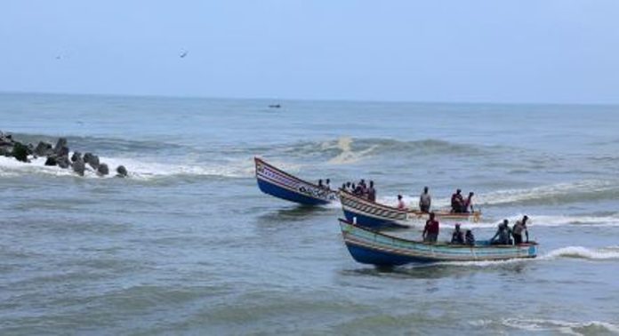 മുതലപ്പൊഴിയില് വീണ്ടും വളളം മറിഞ്ഞ് അപകടം ; മത്സ്യത്തൊഴിലാളികൾ രക്ഷപെട്ടു മുതലപ്പൊഴിയില് വീണ്ടും വളളം മറിഞ്ഞ് അപകടം ; മത്സ്യത്തൊഴിലാളികൾ രക്ഷപെട്ടു