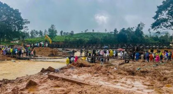 വയനാട്ടിൽ ജനകീയ തിരച്ചിൽ തുടങ്ങി ; 131 പേർ കാണാമറയത്ത് വയനാട്ടിൽ ജനകീയ തിരച്ചിൽ തുടങ്ങി ; 131 പേർ കാണാമറയത്ത്