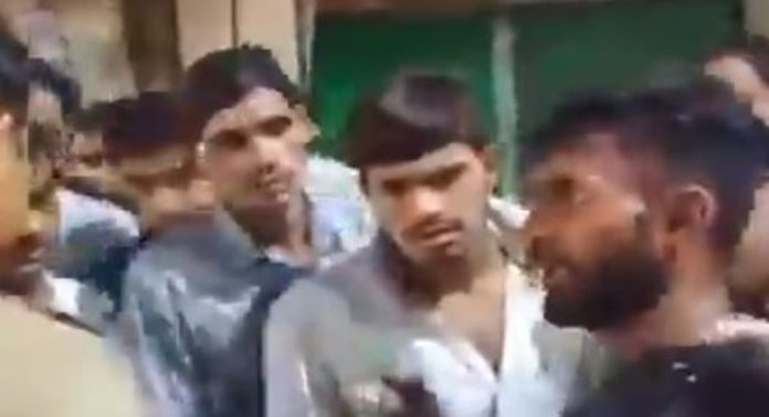 ബസിൽ യുവതിക്ക് നേരെ ഡ്രൈവറുടെ ആക്രമണം ; കൈമുറിച്ച് നെറ്റിയിൽ രക്തം പുരട്ടി നിർബന്ധിത വിവാഹശ്രമം ബസിൽ യുവതിക്ക് നേരെ ഡ്രൈവറുടെ ആക്രമണം ; കൈമുറിച്ച് നെറ്റിയിൽ രക്തം പുരട്ടി നിർബന്ധിത വിവാഹശ്രമം