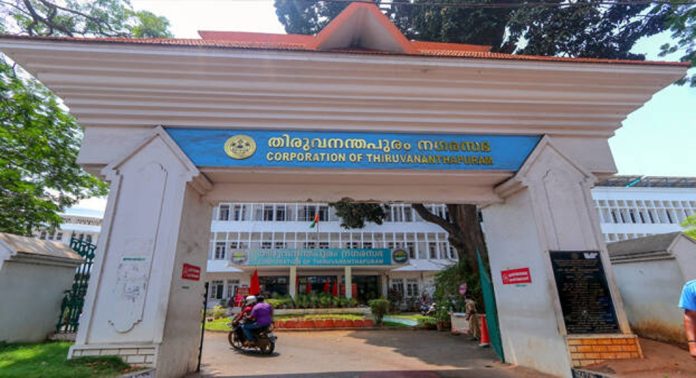 വൃത്തിയാക്കാൻ പറഞ്ഞ സ്ഥലത്ത് കൂടുതൽ മാലിന്യം തട്ടി തിരുവനന്തപുരം നഗരസഭാ ജീവനക്കാർ ; നല്ല മാതൃകയെന്ന് ജനങ്ങൾ… വൃത്തിയാക്കാൻ പറഞ്ഞ സ്ഥലത്ത് കൂടുതൽ മാലിന്യം തട്ടി തിരുവനന്തപുരം നഗരസഭാ ജീവനക്കാർ ; നല്ല മാതൃകയെന്ന് ജനങ്ങൾ…