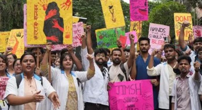 വനിതാ ഡോക്ടറെ ബലാത്സംഗംചെയ്ത് കൊലപ്പെടുത്തിയ സംഭവം ; ഡോക്ടര്മാരടക്കം പലരെയും ഞങ്ങൾക്ക് സംശയമുണ്ടെന്ന് മാതാപിതാക്കള്, പ്രതിഷേധം ശക്തമാകുന്നു വനിതാ ഡോക്ടറെ ബലാത്സംഗംചെയ്ത് കൊലപ്പെടുത്തിയ സംഭവം ; ഡോക്ടര്മാരടക്കം പലരെയും ഞങ്ങൾക്ക് സംശയമുണ്ടെന്ന് മാതാപിതാക്കള്, പ്രതിഷേധം ശക്തമാകുന്നു