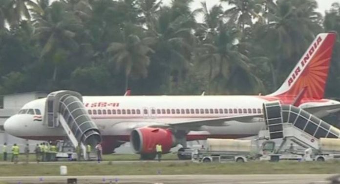 വിമാനത്തിനുള്ളിലെ ബോംബ് ഭീഷണി ; സന്ദേശം കണ്ടെത്തിയത് ശുചിമുറിലെ ടിഷ്യൂ പേപ്പറിൽ, അന്വേഷണം ഊർജിതമാക്കി പോലീസ് വിമാനത്തിനുള്ളിലെ ബോംബ് ഭീഷണി ; സന്ദേശം കണ്ടെത്തിയത് ശുചിമുറിലെ ടിഷ്യൂ പേപ്പറിൽ, അന്വേഷണം ഊർജിതമാക്കി പോലീസ്