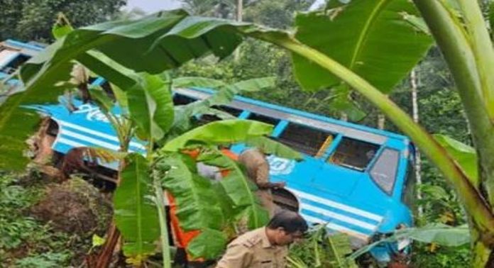സ്വകാര്യബസ് നിയന്ത്രണം തെറ്റി മറിഞ്ഞ് അപകടം ; നിരവധി പേർക്ക് പരിക്ക് സ്വകാര്യബസ് നിയന്ത്രണം തെറ്റി മറിഞ്ഞ് അപകടം ; നിരവധി പേർക്ക് പരിക്ക്