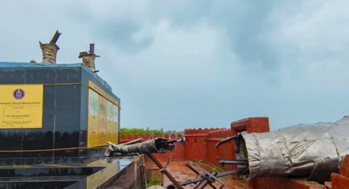 ശിവജി പ്രതിമ തകർന്ന സംഭവം ; മോദി മാപ്പ് പറഞ്ഞിട്ടും രക്ഷയില്ല, പ്രതിഷേധം തുടര്ന്ന് ഇൻഡ്യാ സഖ്യം ശിവജി പ്രതിമ തകർന്ന സംഭവം ; മോദി മാപ്പ് പറഞ്ഞിട്ടും രക്ഷയില്ല, പ്രതിഷേധം തുടര്ന്ന് ഇൻഡ്യാ സഖ്യം