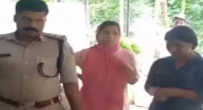 മരണ വീട്ടില് നിന്ന് സ്വര്ണവും പണവും മോഷ്ടിച്ച യുവതി പിടിയിൽ മരണ വീട്ടില് നിന്ന് സ്വര്ണവും പണവും മോഷ്ടിച്ച യുവതി പിടിയിൽ