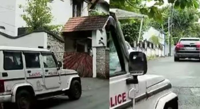 പ്രതിഷേധങ്ങൾക്കിടെ പോലീസ് സുരക്ഷയോടെ തിരുവനന്തപുരത്തെ വീട്ടിൽ നിന്നും മടങ്ങി പ്രതിഷേധങ്ങൾക്കിടെ പോലീസ് സുരക്ഷയോടെ തിരുവനന്തപുരത്തെ വീട്ടിൽ നിന്നും മടങ്ങി