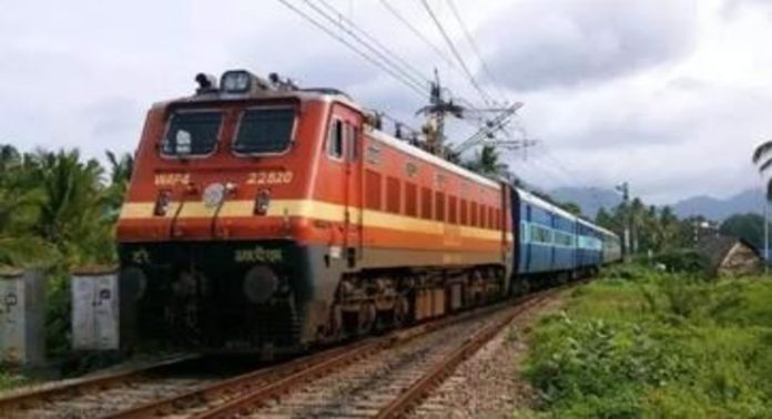തീവണ്ടികളിലെ ലേഡീസിൽ പുരുഷൻമാർ കയറുന്നു ; 500 രൂപ പിഴയുമായി റെയിൽവേ തീവണ്ടികളിലെ ലേഡീസിൽ പുരുഷൻമാർ കയറുന്നു ; 500 രൂപ പിഴയുമായി റെയിൽവേ