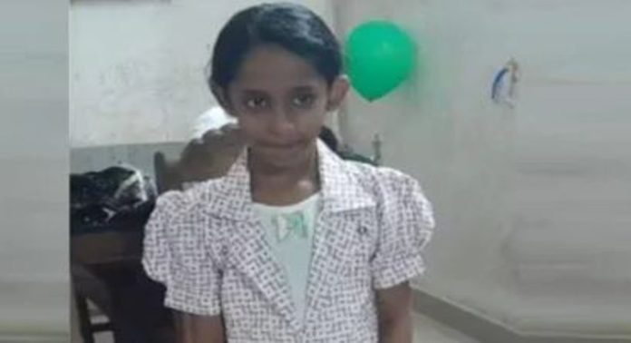 കളിച്ചുകൊണ്ടിരിക്കുന്നതിനിടെ ഷാള് കഴുത്തില് കുരുങ്ങി അപകടം ; പത്തുവയസുകാരി മരിച്ചു കളിച്ചുകൊണ്ടിരിക്കുന്നതിനിടെ ഷാള് കഴുത്തില് കുരുങ്ങി അപകടം ; പത്തുവയസുകാരി മരിച്ചു