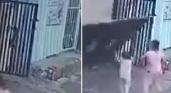 വീടിന്റെ ഗേറ്റ് മറിഞ്ഞ് ദേഹത്തേക്ക് വീണ് മൂന്ന് വയസുകാരിക്ക് ദാരുണാന്ത്യം വീടിന്റെ ഗേറ്റ് മറിഞ്ഞ് ദേഹത്തേക്ക് വീണ് മൂന്ന് വയസുകാരിക്ക് ദാരുണാന്ത്യം