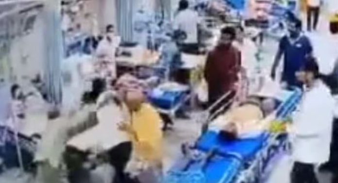 ആന്ധ്രയിൽ വനിതാ ജൂനിയര് ഡോക്ടറെ ക്രൂരമായി ആക്രമിച്ച് രോഗി ; ഞെട്ടിപ്പിക്കുന്ന ദൃശ്യങ്ങൾ പുറത്ത് ആന്ധ്രയിൽ വനിതാ ജൂനിയര് ഡോക്ടറെ ക്രൂരമായി ആക്രമിച്ച് രോഗി ; ഞെട്ടിപ്പിക്കുന്ന ദൃശ്യങ്ങൾ പുറത്ത്