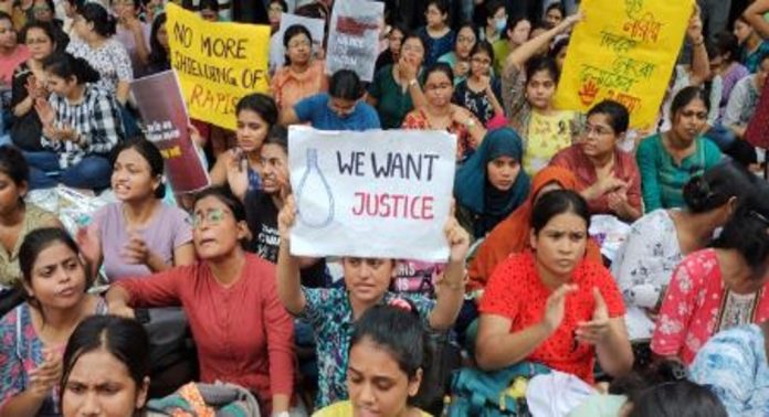 പണം വേണ്ട ഞങ്ങൾക്ക് നീതി മതി…; സർക്കാരിന്റെ ധനസഹായം നിരസിച്ച് കൊല്ലപ്പെട്ട വനിതാ ഡോക്ടറുടെ കുടുംബം പണം വേണ്ട ഞങ്ങൾക്ക് നീതി മതി…; സർക്കാരിന്റെ ധനസഹായം നിരസിച്ച് കൊല്ലപ്പെട്ട വനിതാ ഡോക്ടറുടെ കുടുംബം