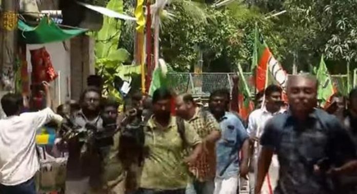 കൊല്ലത്ത് മുകേഷിന്റെ രാജി ആവശ്യപ്പെട്ട് വ്യാപക പ്രതിഷേധം കൊല്ലത്ത് മുകേഷിന്റെ രാജി ആവശ്യപ്പെട്ട് വ്യാപക പ്രതിഷേധം