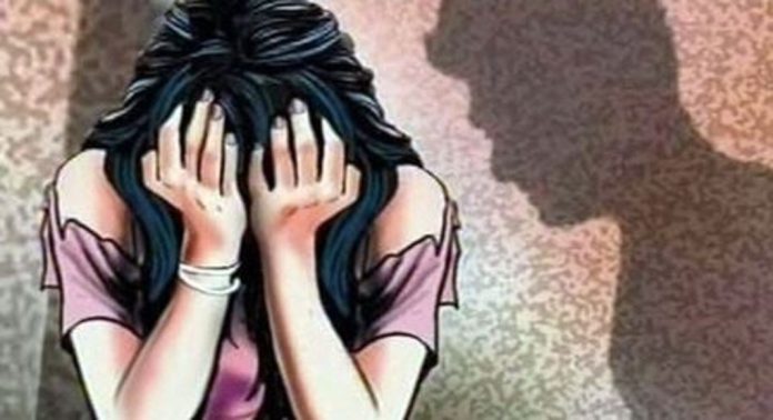 ഉത്തര്പ്രദേശിൽ എന്ജിനീയറിങ് വിദ്യാര്ഥിനിയെ ഓടുന്ന കാറിലിട്ട് ബലാത്സംഗം ചെയ്തതായി പരാതി ഉത്തര്പ്രദേശിൽ എന്ജിനീയറിങ് വിദ്യാര്ഥിനിയെ ഓടുന്ന കാറിലിട്ട് ബലാത്സംഗം ചെയ്തതായി പരാതി