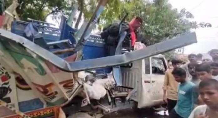 യുപിയില് ബസും ട്രക്കും കൂട്ടിയിടിച്ച് വൻ അപകടം ; പത്ത് പേര് മരിച്ചു യുപിയില് ബസും ട്രക്കും കൂട്ടിയിടിച്ച് വൻ അപകടം ; പത്ത് പേര് മരിച്ചു