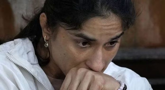 അച്ഛന്റെ മരണത്തിന് പിന്നാലെ അമ്മയ്ക്ക് കാന്സര്, എല്ലാം മതിയായി ; വിങ്ങിപ്പൊട്ടി വിനേഷ് അച്ഛന്റെ മരണത്തിന് പിന്നാലെ അമ്മയ്ക്ക് കാന്സര്, എല്ലാം മതിയായി ; വിങ്ങിപ്പൊട്ടി വിനേഷ്