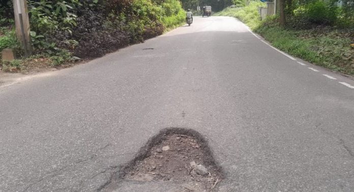 കോന്നി തണ്ണിത്തോട് റോഡിലെ കുഴികൾ അപകട കെണിയാകുന്നു ; യാത്രക്കാർ ദുരിതത്തിൽ കോന്നി തണ്ണിത്തോട് റോഡിലെ കുഴികൾ അപകട കെണിയാകുന്നു ; യാത്രക്കാർ ദുരിതത്തിൽ