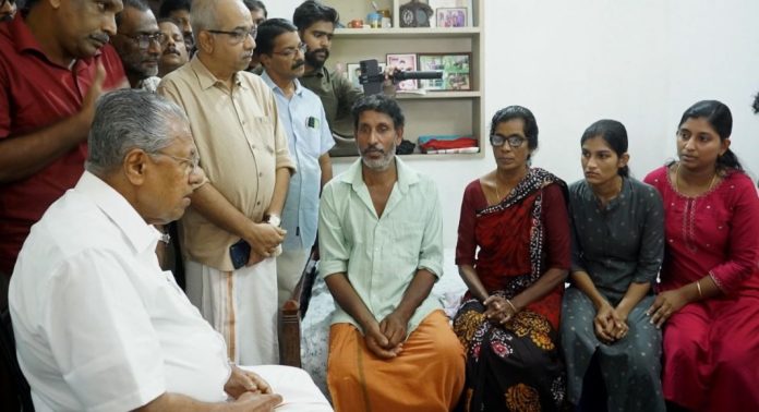 അര്ജുനെ കണ്ടെത്താന് എല്ലാ ശ്രമങ്ങളും നടത്തും ; കുടുംബത്തിന് ഉറപ്പുനൽകി മുഖ്യമന്ത്രി അര്ജുനെ കണ്ടെത്താന് എല്ലാ ശ്രമങ്ങളും നടത്തും ; കുടുംബത്തിന് ഉറപ്പുനൽകി മുഖ്യമന്ത്രി