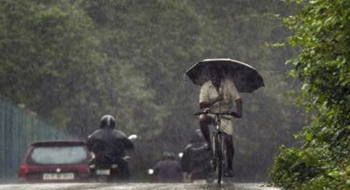മഴ മുന്നറിയിപ്പ് ; സംസ്ഥാനത്ത് ഇന്ന് മൂന്ന് ജില്ലകളിൽ ഓറഞ്ച് അലർട്ട്, എട്ട് ജില്ലകളിൽ യെല്ലോ അലർട്ട് മഴ മുന്നറിയിപ്പ് ; സംസ്ഥാനത്ത് ഇന്ന് മൂന്ന് ജില്ലകളിൽ ഓറഞ്ച് അലർട്ട്, എട്ട് ജില്ലകളിൽ യെല്ലോ അലർട്ട്