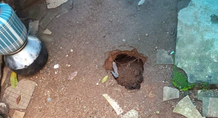 വീടിനോട് ചേർന്ന് ഭൂഗർത്തം രൂപപ്പെട്ടു ; വീട്ടുകാർ പരിഭ്രാന്തിയിൽ വീടിനോട് ചേർന്ന് ഭൂഗർത്തം രൂപപ്പെട്ടു ; വീട്ടുകാർ പരിഭ്രാന്തിയിൽ