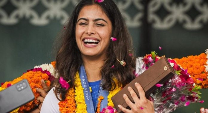 ഇരട്ട വെങ്കലം സ്വന്തമാക്കിയ മനു ഭാക്കര് ഇന്ത്യയില് മടങ്ങിയെത്തി ഇരട്ട വെങ്കലം സ്വന്തമാക്കിയ മനു ഭാക്കര് ഇന്ത്യയില് മടങ്ങിയെത്തി
