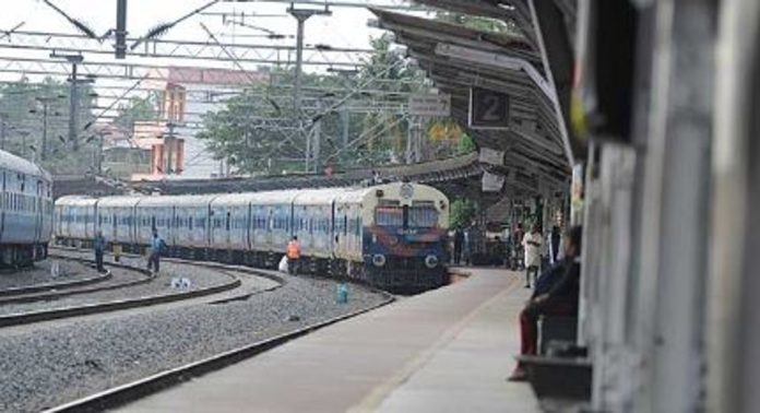 നാല് കോച്ചുകള് അധികം അനുവദിച്ചതുകൊണ്ട് പാലരുവിയിലെ യാത്രാദുരിതത്തിന് പരിഹാരമാകില്ല ; പരാതിയുമായി യാത്രക്കാർ നാല് കോച്ചുകള് അധികം അനുവദിച്ചതുകൊണ്ട് പാലരുവിയിലെ യാത്രാദുരിതത്തിന് പരിഹാരമാകില്ല ; പരാതിയുമായി യാത്രക്കാർ