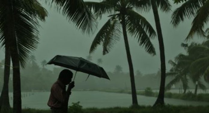സംസ്ഥാനത്ത് ചൊവ്വാഴ്ച വരെ കനത്ത മഴയ്ക്ക് സാധ്യത ; ജാഗ്രത നിർദ്ദേശം നൽകി അധികൃതർ സംസ്ഥാനത്ത് ചൊവ്വാഴ്ച വരെ കനത്ത മഴയ്ക്ക് സാധ്യത ; ജാഗ്രത നിർദ്ദേശം നൽകി അധികൃതർ