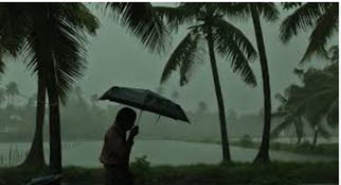 സംസ്ഥാനത്ത് ശക്തമായ മഴയ്ക്ക് സാധ്യത ; മുന്നറിയിപ്പ് നൽകി അധികൃതർ സംസ്ഥാനത്ത് ശക്തമായ മഴയ്ക്ക് സാധ്യത ; മുന്നറിയിപ്പ് നൽകി അധികൃതർ