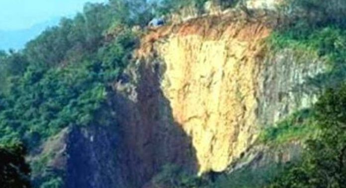 കേരളത്തിലെ പരിസ്ഥിതി ലോല പ്രദേശങ്ങളുടെ കരട് വിജ്ഞാപനത്തിൽ ഈ വില്ലേജുകളിലും ഉരുൾപൊട്ടാം ; നിയന്ത്രണങ്ങൾ കടുപ്പിക്കും, പ്രതിഷേധം ശക്തമായേക്കും? കേരളത്തിലെ പരിസ്ഥിതി ലോല പ്രദേശങ്ങളുടെ കരട് വിജ്ഞാപനത്തിൽ ഈ വില്ലേജുകളിലും ഉരുൾപൊട്ടാം ; നിയന്ത്രണങ്ങൾ കടുപ്പിക്കും, പ്രതിഷേധം ശക്തമായേക്കും?