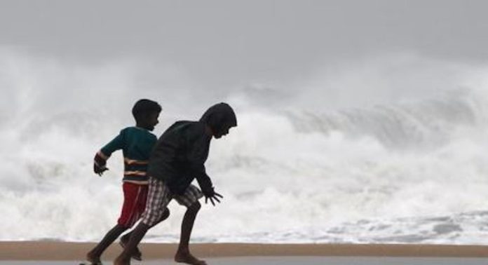 കേരള തീരത്ത് ഉയർന്ന തിരമാലയ്ക്കും കള്ളക്കടൽ പ്രതിഭാസത്തിനും സാധ്യത ; മുന്നറിയിപ്പ് നൽകി അധികൃതർ കേരള തീരത്ത് ഉയർന്ന തിരമാലയ്ക്കും കള്ളക്കടൽ പ്രതിഭാസത്തിനും സാധ്യത ; മുന്നറിയിപ്പ് നൽകി അധികൃതർ