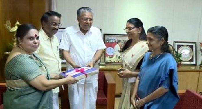 ഹേമ കമ്മിറ്റി റിപ്പോർട്ട് ; നിയമപരമായ സാധ്യതകള് തേടി സര്ക്കാര് ഹേമ കമ്മിറ്റി റിപ്പോർട്ട് ; നിയമപരമായ സാധ്യതകള് തേടി സര്ക്കാര്